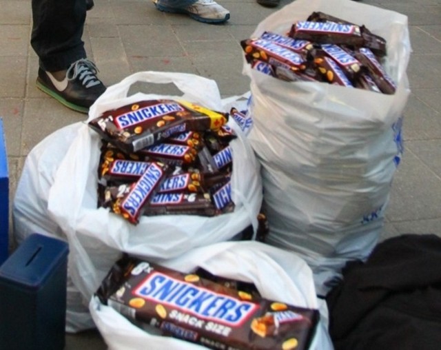 Snickersy wycofywane ze sklepów. Wycofane ze sprzedaży mają być słodycze, których data ważności kończy się między 19 czerwca 2016 roku a 8 stycznia 2017 roku. Przedsiębiorstwo wydało też ostrzeżenie dla klientów, którzy zakupili produkt, aby ich nie spożywali.