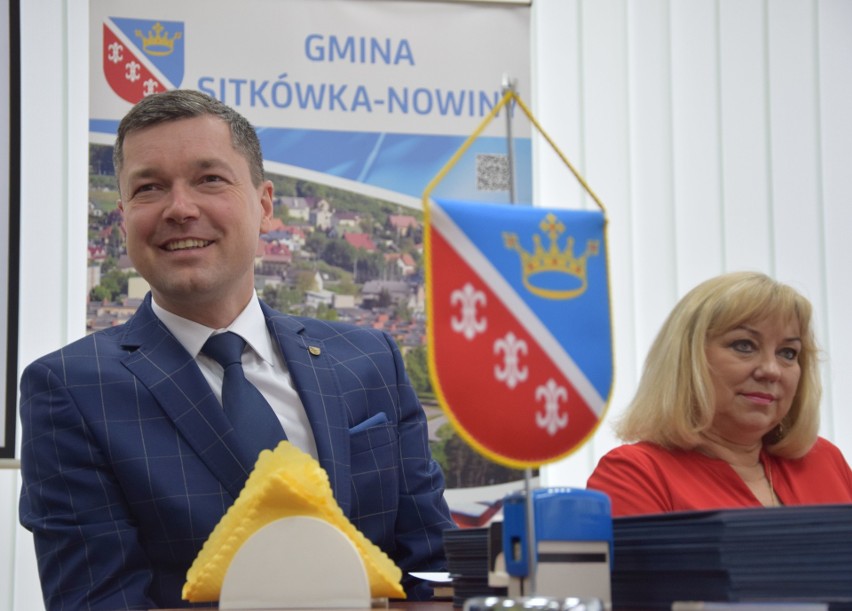 Starsi mieszkańcy gminy Sitkówka-Nowiny mogą liczyć na zniżki. Samorząd zainaugurował Kartę Seniora (WIDEO)