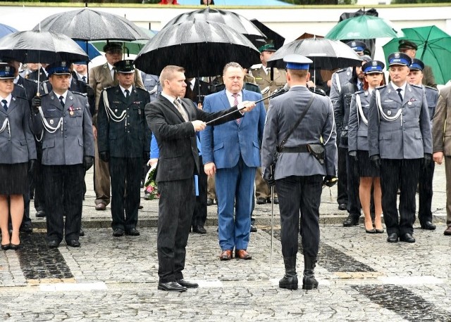 Policja Państwowa została powołana ustawą Sejmu II Rzeczypospolitej z 24 lipca 1919 r. Na pamiątkę tego wydarzenia suwalscy, augustowscy i sejneńscy policjanci obchodzili dzisiaj uroczystość 99-lecia formacji. Uroczysty apel odbył się na Placu Marszałka Józefa Piłsudskiego w Suwałkach. Poprzedzony został Mszą Świętą w Konkatedrze pod wezwaniem Św. Aleksandra w Suwałkach, celebrowaną przez kapelana suwalskich policjantów, Księdza Prałata mjr Krzysztofa Kaczyńskiego.