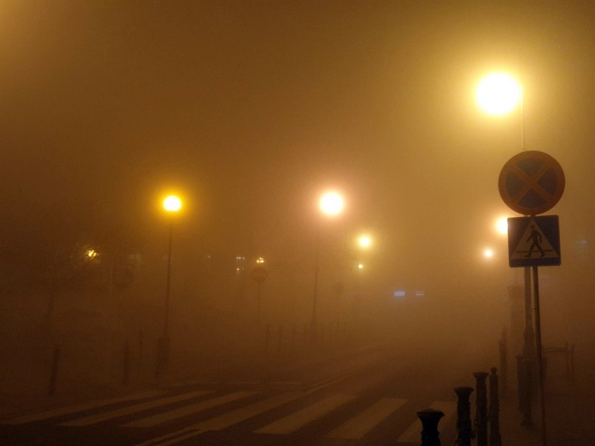 Bardzo gęsta mgła nad Lublinem. Widoczność na drogach jest mocno ograniczona