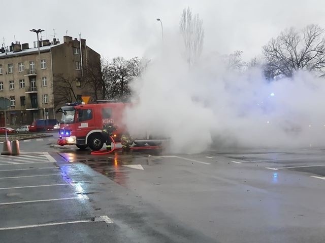 Pożar samochodu przed centrum handlowym w Łodzi ZDJĘCIA, FILM