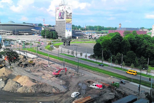 Aby zachować ciągłość ruchu na alei Korfantego, wylewanie asfaltu odbywa się etapami