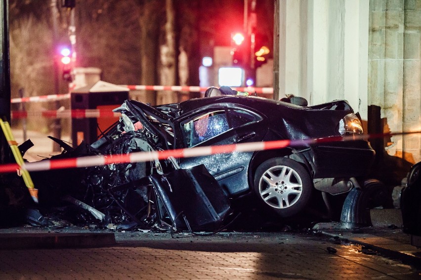 Czarny mercedes uderzył w Bramę Brandenburską. Kierowca...