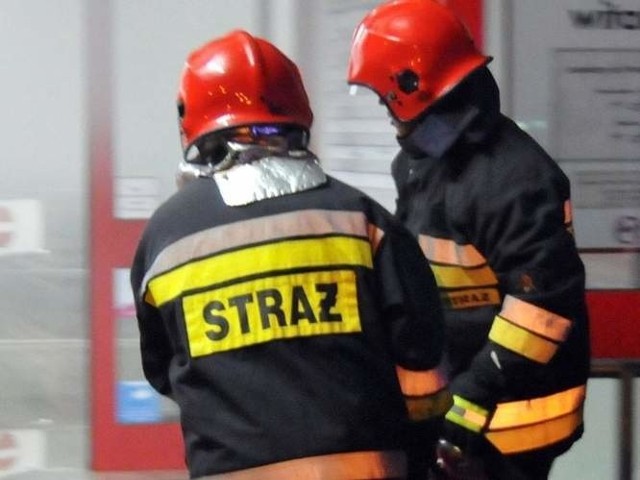 Na miejscu pracują strażacy, policja i pogotowie gazowe.