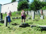 Ci więźniowie się nie nudzą. Sprzątają cmentarze, pomagają choremu klawiszowi i robią wiele innych rzeczy