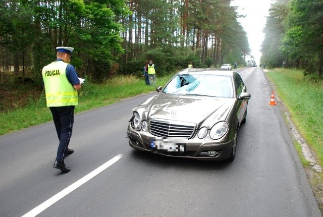 Do tragicznego zdarzenia doszło w poniedziałek około południa na drodze wojewódzkiej 235 pomiędzy Męcikałem a Żabnem. 65-letni kierowca mercedesa, jadąc w kierunku Chojnic uderzył w rowerzystę wyjeżdżającego z podporządkowanej drogi leśnej. Kierujący mercedesem był trzeźwy. Zatrzymano mu prawo jazdy, a jego samochód oraz rower poszkodowanego odholowano na parking.Lekarz pracujący na miejscu wypadku drogowego stwierdził zgon 85-letniego mieszkańca Brus kierującego rowerem.INFO Z POLSKI - przegląd najciekawszych informacji ostatnich dni w kraju - 22 czerwca 2017.