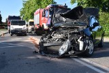 Koszyce Wielkie koło Tarnowa. Rozbite trzy pojazdy, troje rannych w szpitalu po wypadku przy delikatesach [ZDJĘCIA]