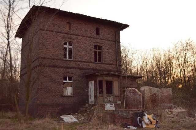 Charakterystyczny budynek z czerwonej cegły znajduje się na uboczu Przedmościa Świętego - podwrocławskiej miejscowości z bogatą historią. Niektórzy nazywają go Domem Diabła, bowiem z obiektem wiąże się mroczna historia. Są tacy śmiałkowie, którzy nie tylko ta weszli, ale i spędzili całą noc...