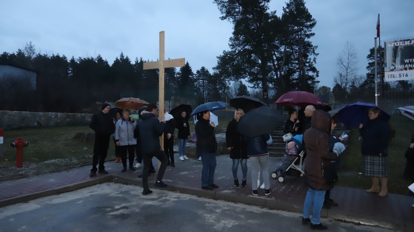 Droga Krzyżowa śladami Miłosiernego Zbawiciela przeszła ulicami Wiśniówki w powiecie kieleckim. Rozważania przygotował ksiądz Marek Blady