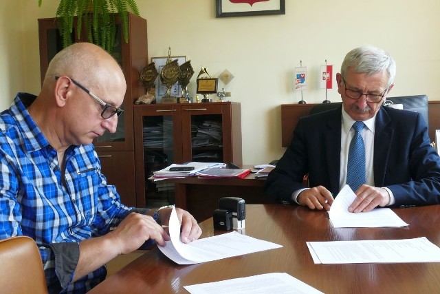 Podpisanie umowy na przebudowę mostu w Bobrzy. Na zdjęciu - wójt Miedzianej Góry - Zdzisław Wrzałka oraz Jacek Kawecki - przedstawiciel wykonawcy.