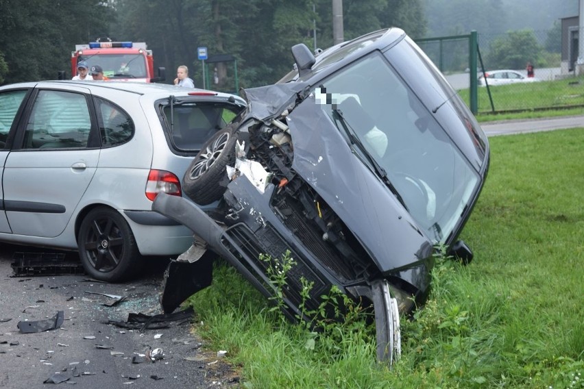 Wypadek w Ładnej. Groźnie wyglądające zderzenie dwóch samochodów osobowych [ZDJĘCIA]