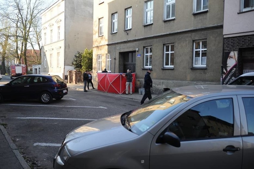 Na chodniku w Lesznie znaleziono zwłoki mężczyzny.