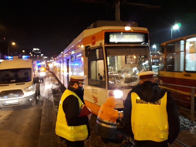 Po godzinie 16 na ulicy Zachodniej na wysokości centrum handlowego Manufaktura doszło do zderzenia dwóch tramwajów. Czworo pasażerów jest poszkodowanych.Do wypadku doszło na ul. Zgierskiej między skrzyżowaniem z Drewnowską i Limnowskiego. Tramwaj linii 3 wjechał w jadącego w tym samym kierunku citirunnera linii 11.W wyniku wypadku poszkodowanych zostało czworo pasażerów. Jedna osoba  ma złamany nos. Dwie kolejne mają urazy kończyn. - Te obrażenia na pewno nie zagrażają ich życiu – uspokaja  st. asp. Marzanna Boratyńska z łódzkiej drogówki. Czwarta osoba po przebadaniu została odesłana do domu. Jakie były przyczyny wypadku? Policja ustaliła, że motornicza linii 3 jechała za szybko. - Motornicza 3 nie dostosowała prędkości do warunków ruchu – informuje st. asp. Boratyńska.Około godz. 18.30 ruch tramwajów został wznowiony. Jednak z powodu przestoju wiele składów jest opóźnionych.Na miejsce pojechały wszystkie służby. Ruch tramwajów został wstrzymany. MPK wyznaczyło objazdy:Linia 2, 3A, 3B, 6, 11A, 11B od skrzyżowania Zachodnia-Legionów kursują przez: Legionów, plac Wolności, Nowomiejska, Zgierska, i dalej - linia 2 w stronę ul. Limanowskiego, pozostałe - ul. Zgierską, Dolną i na swoje trasy.Linia 5 od skrzyżowania Kilińskiego-Narutowicza przez Narutowicza, Zieloną, al. Włókniarzy, Limanowskiego na swoja trasę.Linia 1 od skrzyżowania Kilińskiego-Piłsudskiego przez al. Piłsudskiego, al. Kościuszki, Zachodnia, Legionów i Zgierską na na swoje trasy.Także MPK zbada, dlaczego doszło do wypadku.[cyt]- Przyczyny wypadku będą wyjaśniane. Prawdopodobnie powołana będzie komisja - informuje Piotr Wasiak z biura prasowego łódzkiego MPK.[/cyt]ZOBACZ ZDJĘCIA Z MIEJSCA WYPADKU - KLIKNIJ DALEJ