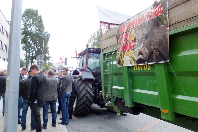 Rolnicy protestują przed Urzędem Wojewódzkim
