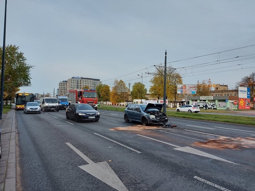 Środa na łódzkich drogach. Wypadek trzech aut na al. Piłsudskiego, samochód na dachu na ul. Kopcińskiego