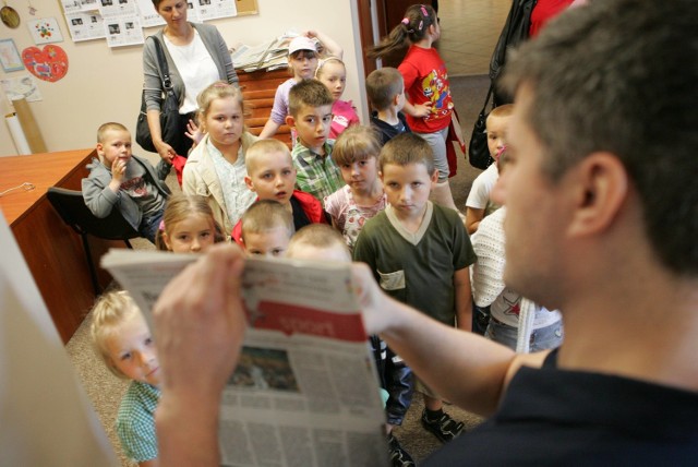 Kierownik redakcji Tomasz Nieciecki pokazuje, z czego składa się gazeta.