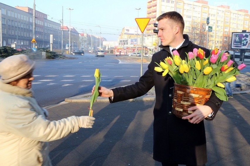 Marszałek rozdawał kwiaty szczeciniankom z okazji Dnia Kobiet