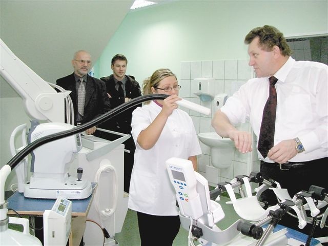 Wszystkie urządzenia już służą pacjentom. Burmistrz Joachim Wojtala wypróbował jak działa aparat do krioterapii. Zamraża do temperatury - 160 st. C. (fot. Beata Szczerbaniewicz)