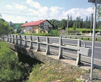 Pierwszy z mostów do wyburzenia, a pod nim potok Solczanka