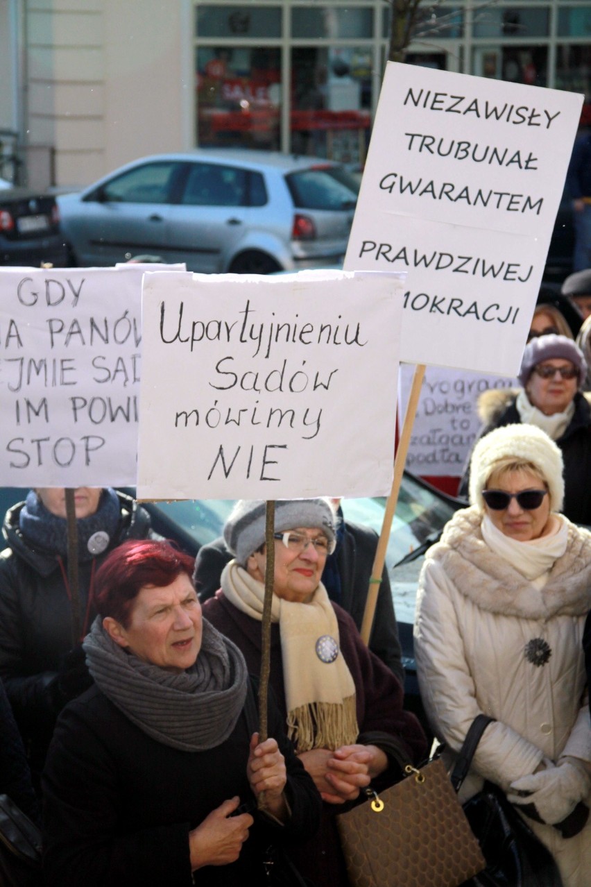 Pikieta KOD-u w obronie niezawisłości sądów. "Ziobro i Jaki razem do paki" (ZDJĘCIA)