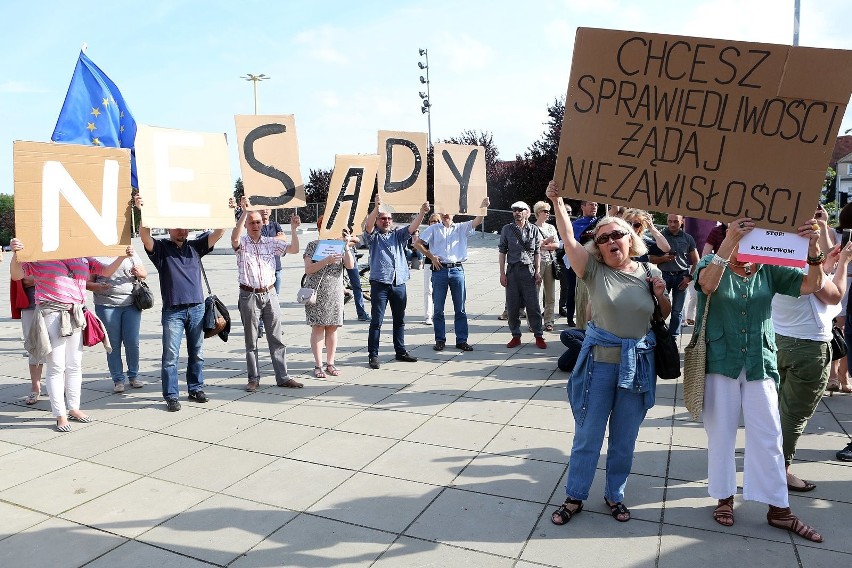 Manifestacja KOD-u w Szczecinie. "Obronimy polskie sądy" [WIDEO, ZDJĘCIA]