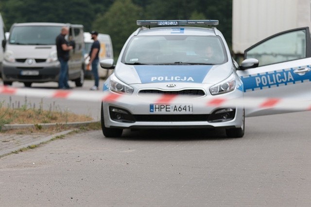 W poniedziałek, 11 czerwca, rano policja została wezwana do firmy kurierskiej w Zielonej Górze Zawadzie. Zgłoszono podejrzenie ładunku wybuchowego w jednej przesyłek.Informację potwierdza podinsp. Małgorzata Barska z zespołu prasowego zielonogórskiej policji. Z samego rana pracownicy zgłosili policji podejrzenie ładunku wybuchowego. Miała znajdować się w jednej z przesyłek. – Podjęto decyzję ewakuacji pracowników z budynku i terenu firmy – mówi podinsp. Barska.Na miejscu jest policja. Dojechał policjant z psem rozpoznania minersko-pirotechnicznego. Jest wyszkolony między innymi do wykrywania ładunków wybuchowych. Dowiedzieliśmy się, że nie oznaczył paczki.Teren firmy kurierskiej został zabezpieczony. Pracownicy stoją za bramą. Na miejsce jadą pirotechnicy z Gorzowa. Jak ustaliliśmy, w podejrzanej przesyłce jest granat z zapalnikiem. Nie wiadomo jednak czy w granacie znajduje się ładunek wybuchowy.Paczka, w której jest grant nie ma listu przewozowego. Na obecną chwilę nie wiadomo skąd została nadana oraz do kogo miał trafić.  Będzie to ustalać policja.Zobacz też: KRYMINALNY CZWARTEK - 7.06.2018 - Piraci drogowi w rękach lubuskich policjantów. Mogli zrobić krzywdę sobie i innym!