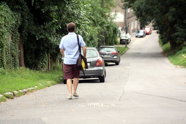 Dolnej Panny Marii.  Na odcinku ponad 150 metrów piesi muszą chodzić po jezdni. Powód? Nie ma chodnika