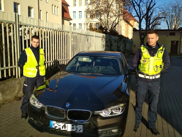 Eskorty policyjnej, kobiecie która pilnie potrzebowała dostać się do szpitala udzielili policjanci grudziądzkiej "drogówki": post. Nikodem Berent [ od lewej] i sierż. sztab. Łukasz Kowalczyk