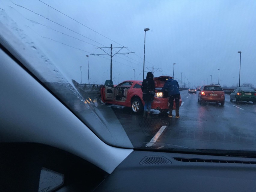 Kolizja na Moście Pionierów w kierunku centrum