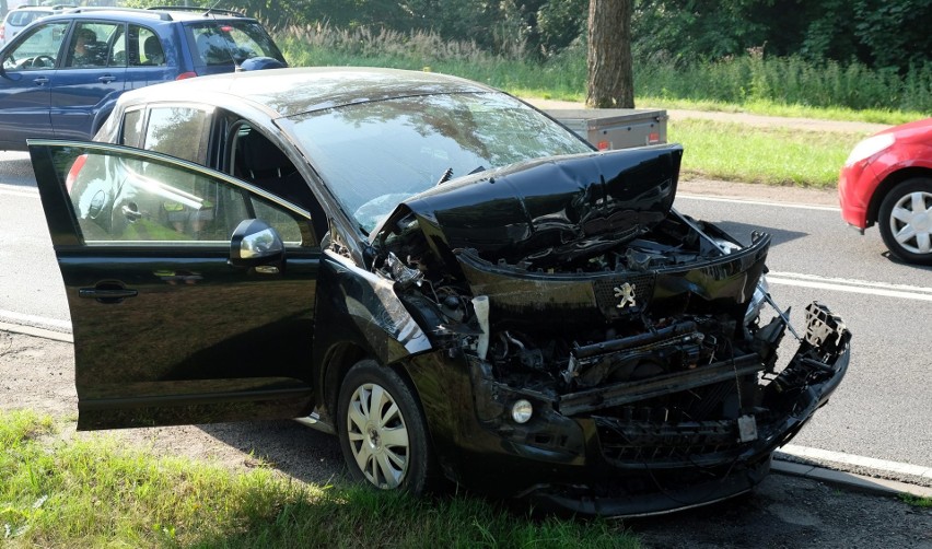 Wypadek na trasie Rychnowy - Człuchów. Zderzenie samochodu dostawczego i osobówki, ranna jedna osoba