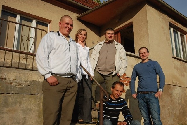 W Starym Oleśnie członkowie stowarzyszenia chcą przerobić starą szkołę na dom wiejski. Na zdjęciu od lewej:  Roman Dądela, Agnieszka Buczek, Krzysztof Dragon, Piotr Sznajder i Adam Wieczorek.