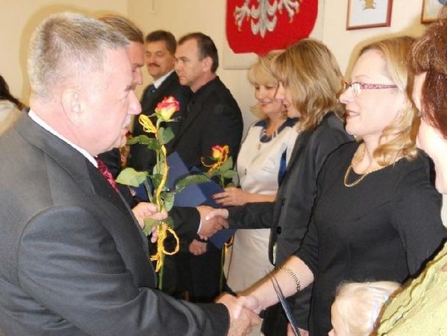 Wicestarosta powiatu tarnobrzeskiego, Jerzy Sudoł (pierwszy z lewej) wręcza nagrody nauczycielom ze szkół powiatowych.