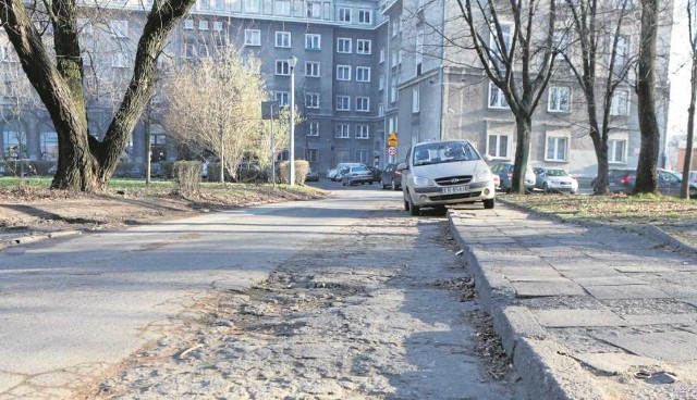 Zniszczone ulice i chodniki to niestety wciąż standard w nowohuckich dzielnicach