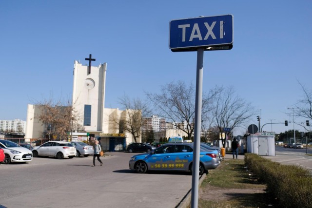 Niekiedy na próżno szukać aktualnych cenników taksówek w Toruniu. Nie wszystkie stawki podane na stronach internetowych są aktualne. Kto się nimi sugeruje, może się mocno zdziwić na koniec kursu. Sprawdziliśmy, ile obecnie zapłacicie za taksówki w Toruniu. Które są najtańsze? Oto aktualne ceny. >>>>>