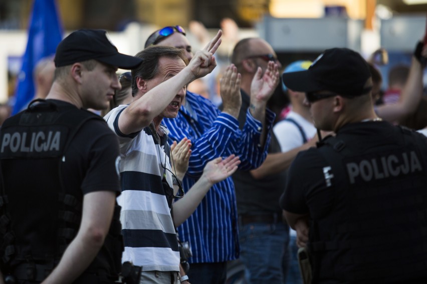 Kolejne protesty pod Wawelem w miesięcznicę pochówku Lecha i...