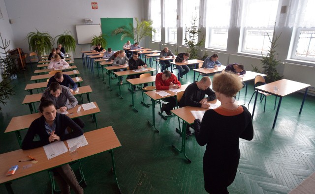 Oprócz daty przedłużenia zamknięcia szkół premier Mateusz Morawiecki ogłosi także konkretne terminy tegorocznego egzaminu ósmoklasisty i matury.