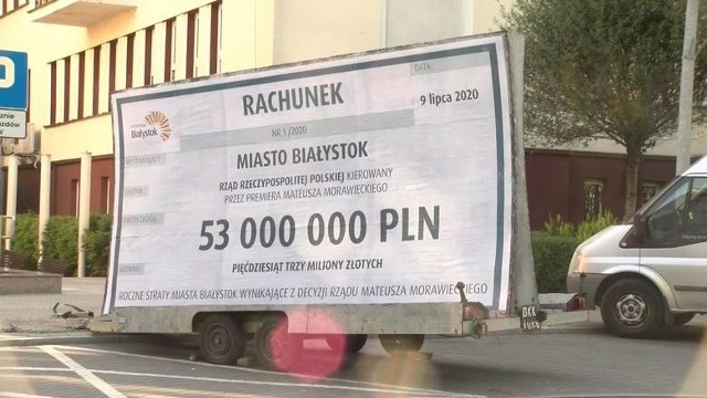 Taki billboard z rachunkiem dla rządu postawiły władze miasta przed urzędem wojewódzkim. Kilka dni przed II turą wyborów prezydenckich.