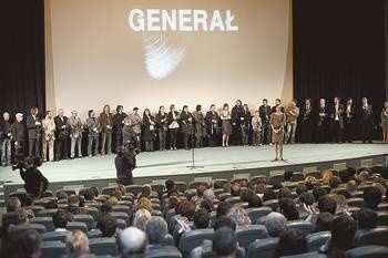 Wczoraj w KIJÓW.CENTRUM odbyła się uroczysta krakowska premiera filmu fabularnego "Generał - zamach na Gibraltarze" w reżyserii Anny Jadowskiej. Na scenie kina zobaczyliśmy twórców filmu, m.in. grającego główną rolę Krzysztofa Pieczyńskiego. Fot. Grzegorz Ziemiański