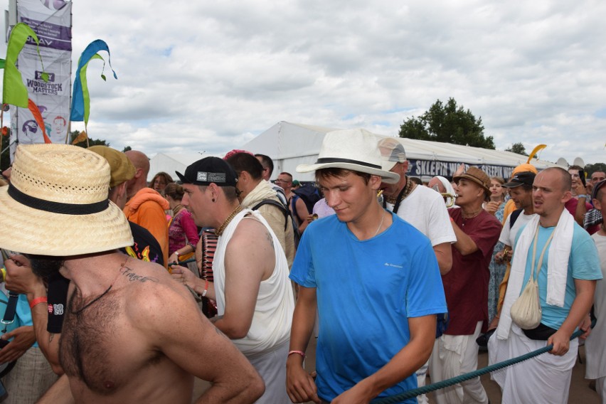 Barny korowód Hare Kryszna przemierza woodstockowe pole...