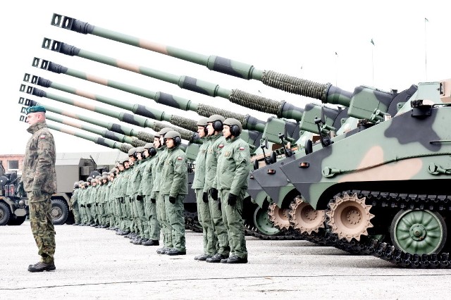 W środę, 30 października, o godz. 13.30  w 5. Lubuskim Pułku Artylerii w Sulechowie, Ministerstwo Obrony Narodowej oficjalnie przekazało naszym artylerzystom baterię  dywizjonowego modułu ogniowego Regina, w tym 8 samobieżnych haubic Krab.Uroczystość odbyła się w koszarach 5. LPA w Sulechowie. Jednostka otrzymała 8 egzemplarzy 155 mm samobieżnych haubic (SH) Krab, 3 wozy dow&oacute;dcze dow&oacute;dcy baterii/plutonu artylerii 155 mm SH Krab oraz 2 wozy amunicyjne. Teraz pułk będzie posiadał 24  samobieżne haubice Krab oraz 18 pojazd&oacute;w dowodzenia i logistyki (2 wozy dow&oacute;dczo-sztabowe, 9 woz&oacute;w dow&oacute;dczych, 6 amunicyjnych oraz w&oacute;z remontu uzbrojenia i elektroniki).&lt;script async defer class=&quot;XlinkEmbedScript&quot; data-width=&quot;700&quot; data-height=&quot;393&quot; data-url=&quot;//get.x-link.pl/d36c666d-3cb5-9a4f-f9c6-8a0356a8475b,313591d4-4000-fc56-97f9-fe718b326be5,embed.html&quot; type=&quot;application/javascript&quot; src=&quot;//prodxnews1blob.blob.core.windows.net/cdn/js/xlink-i.js?v1&quot;&gt;&lt;/script&gt;Czym charakteryzuje się nowy sprzęt? 155-milimetrowa samobieżna haubica Krab to obecnie najpotężniejsze działo, jakim dysponują polscy artylerzyści. Ważąca ponad pięćdziesiąt ton haubica jest w stanie wystrzelić na odległość około 40 kilometr&oacute;w do 6 pocisk&oacute;w na minutę. Obsługa działa liczy pięć os&oacute;b. Krab jest podstawowym środkiem ogniowym dywizjonu artylerii, pododdziału przeznaczonego do realizacji zadań wsparcia ogniowego.Warto także przypomnieć, w ramach dostaw element&oacute;w wchodzących w skład Dywizjonowego Modułu Ogniowego REGINA, 5. LPA otrzymał dwa moduły bateryjne już w pierwszej połowie tego roku. Całość nowego sprzętu stanowi istotne wzmocnienie dla naszych żołnierzy. PRZECZYTAJ TAKŻE: &lt;a href=&quot;https://gazetalubuska.pl/zielona-gora-tak-wygladaly-obchody-swieta-wojska-polskiego-w-2019-roku-w-zielonej-gorze-zdjecia/ar/c1-14350653&quot;&gt;ZIELONA G&Oacute;RA. Tak wyglądały obchody Święta Wojska Polskiego w 2019 roku w Zielonej G&oacute;rze [ZDJĘCIA]&lt;/a&gt;