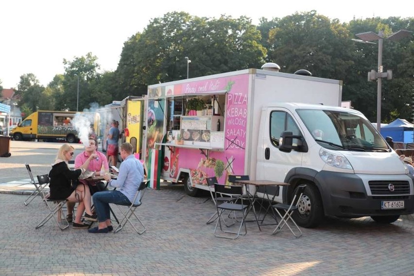 Letni zlot foodtrucków pod Galerią Kazimierz. Było naprawdę gorąco! [ZDJĘCIA]