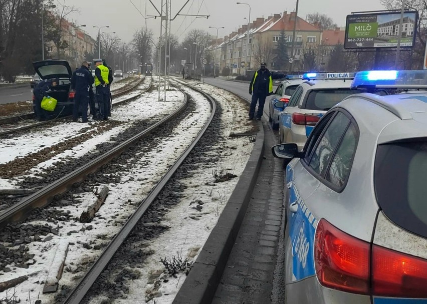 Wypadek przy ulicy Ślężnej we Wrocławiu. Kierowca i...