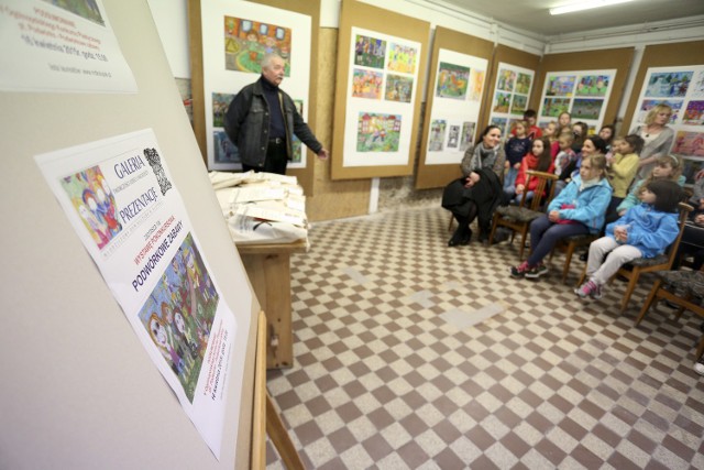 Galeria MDK w Słupsku. Wystawa plastyczna "PodwórkGaleria MDK w Słupsku. Wystawa plastyczna "Podwórkowe zabawy".