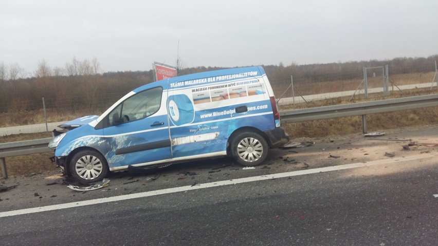 Wypadek na AOW. Są ranni po zderzeniu trzech aut