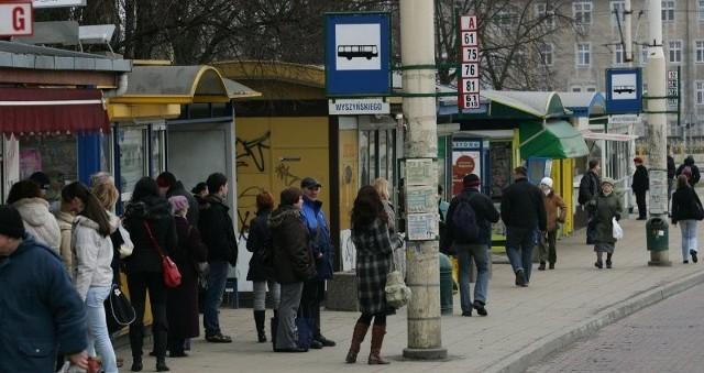 Teren, na którym stoją blaszaki to jedno z najbardziej uczęszczanych miejsc w Szczecinie. Codziennie przechodzi tędy tysiące osób.