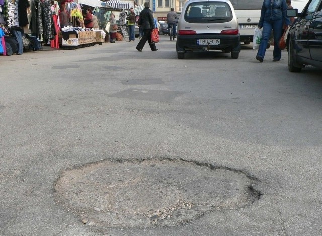 Taka wyjątkowo "piękna&#8221; dziura czyha na kierowców, którzy skręcają z ulicy Batorego na buski bazar miejski.