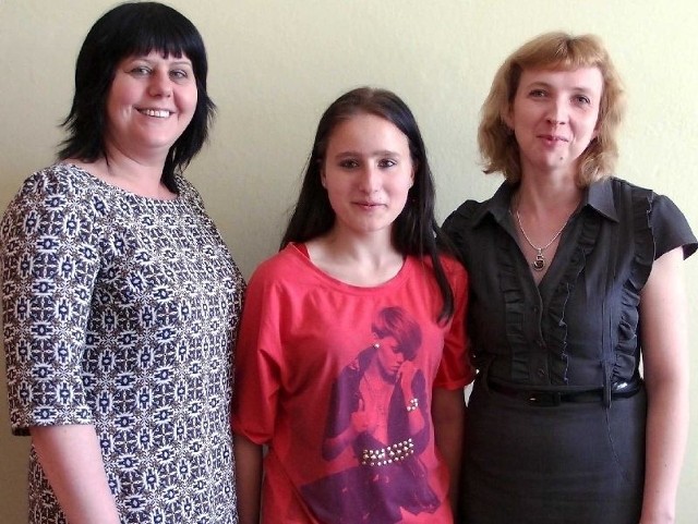 Nagrodzona uczennica Agata Królica z opiekunką Lucyną Grzesińską (z prawej) i wicedyrektorką Zespołu Szkół Ponadgimnazjalnych numer 3 Marzeną Kwasniuk.