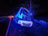Dwa groźne wypadki pod Lesznem. Ciężarówka rozbita na drzewie, auto wpadło do rowu. Zobacz zdjęcia