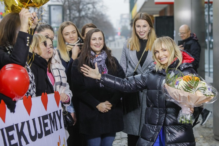 Ania Wyszkoni z grupą fanów w listopadzie 2021 roku