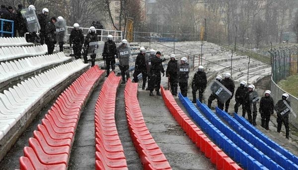 Policyjne manewry na stadionie w Przemyślu...